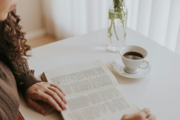 Wie kann man modische Outfits für das Büro kreieren?